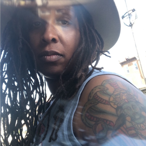 Meet your Posher, Ebony - Picture 10 of 10